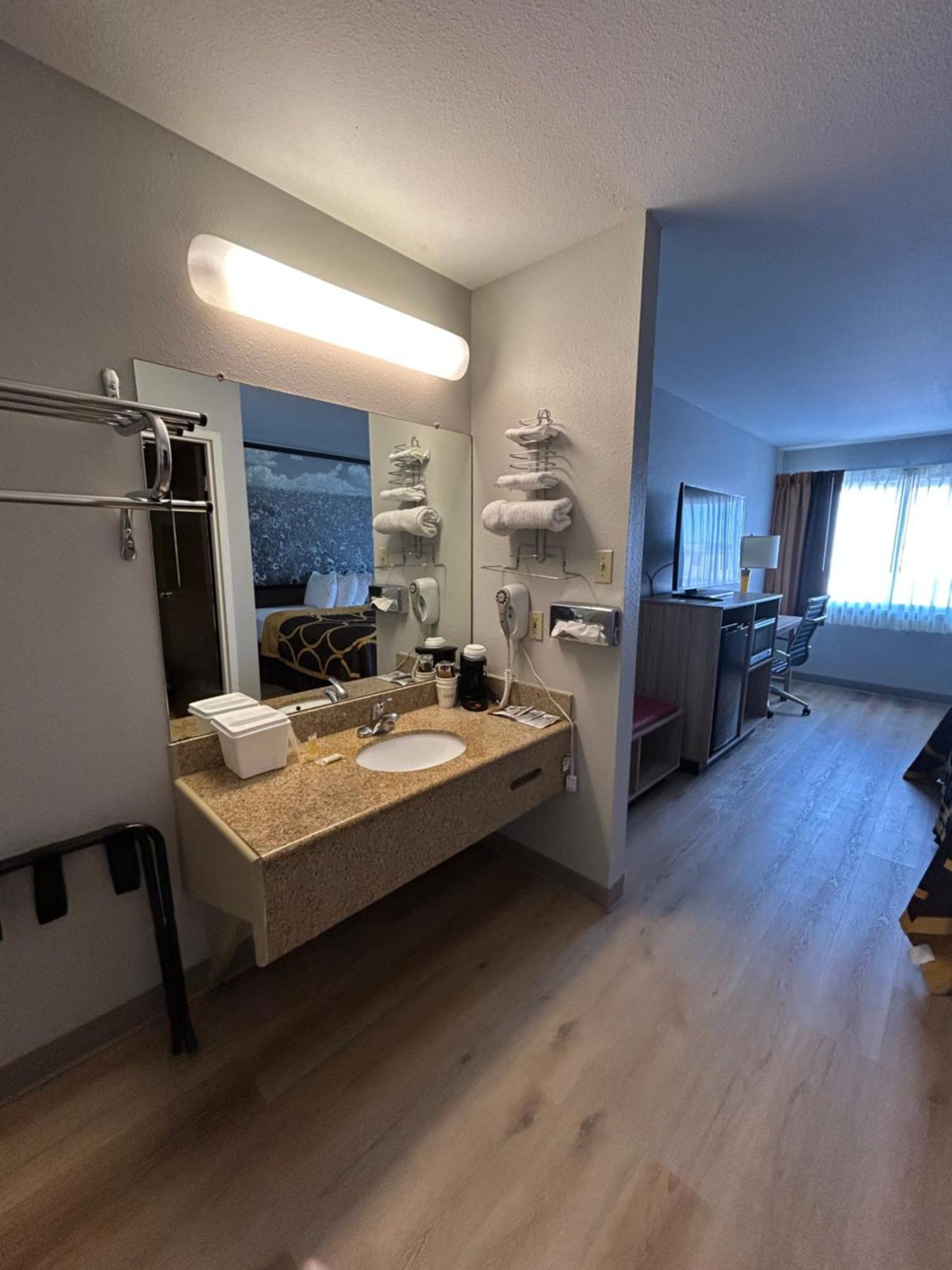 Super 8 By Wyndham Sterling Co Hotel Kültér fotó